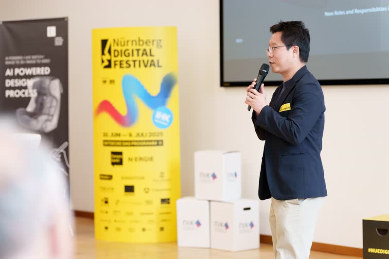 Jichao Zhu speaking at Nürnberg Digital Festival
